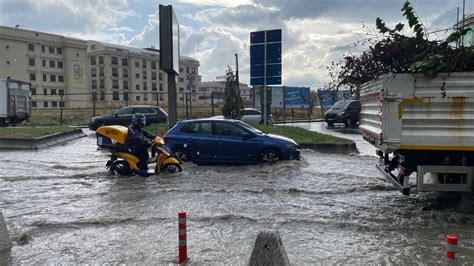 İstanbulda her yağış sonrası aynı manzara Trafik durma noktasına geldi